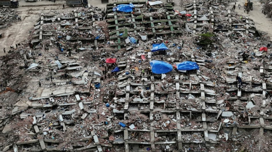  Buscas por desaparecidos continuam um m&ecirc;s ap&oacute;s terremotos na Venezuela 