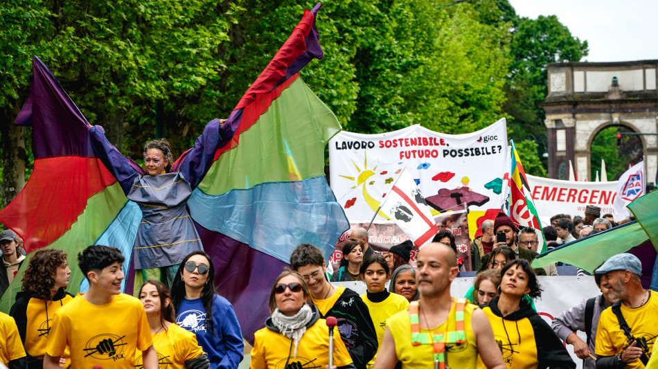  Primo Maggio, sono partiti in migliaia in corteo a Torino 