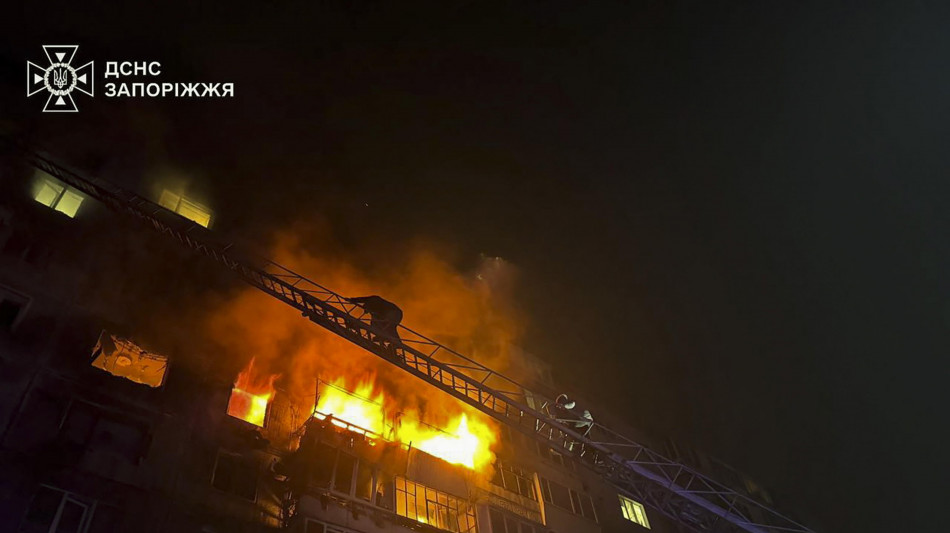 Droni russi su Zaporizhzhia nella notte, due feriti e incendi