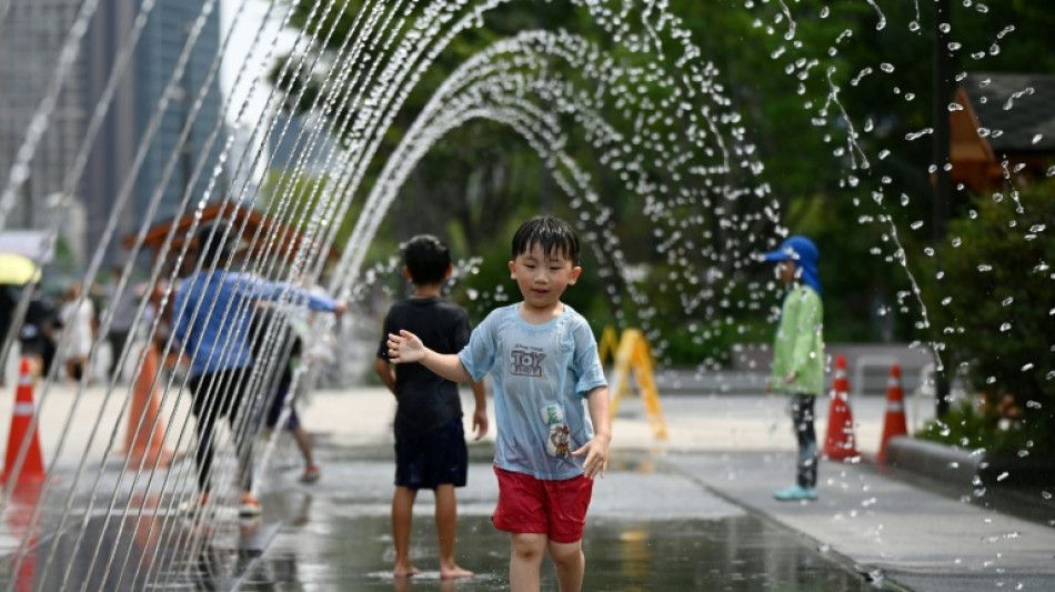 Heatwave divides rich and poor of upmarket Seoul 