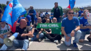 I lavoratori ex Ilva rimuovono blocco da statale Taranto