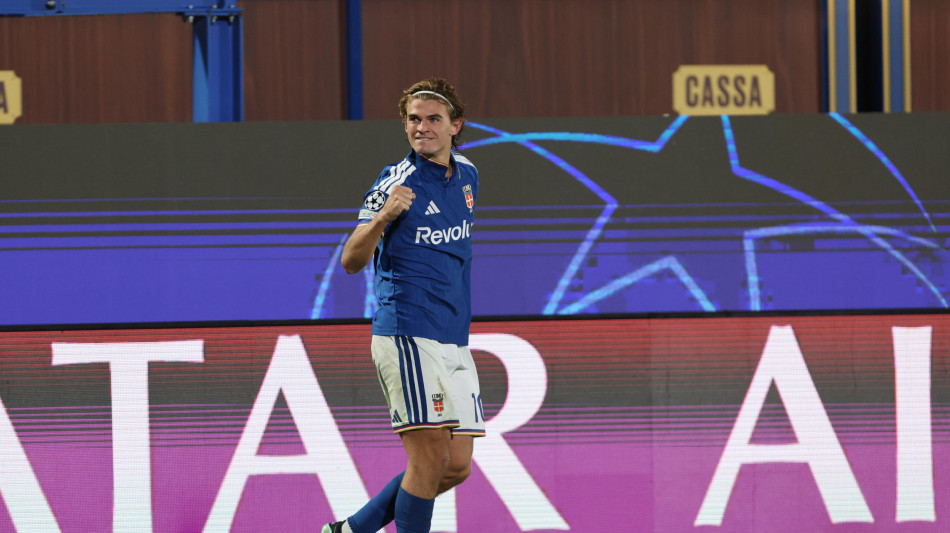 Champions: show del Como, Manchester United travolto 4-1