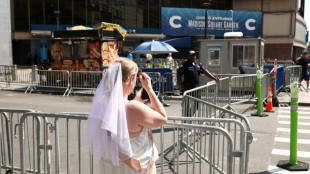 Fans de Taylor Swift pagan 25 d&oacute;lares por basura recogida despu&eacute;s de su boda