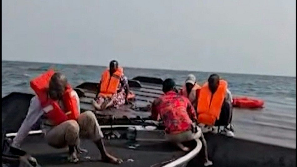 Al menos 15 muertos y 27 desaparecidos tras el vuelco de un ferri en un lago de Zimbabue