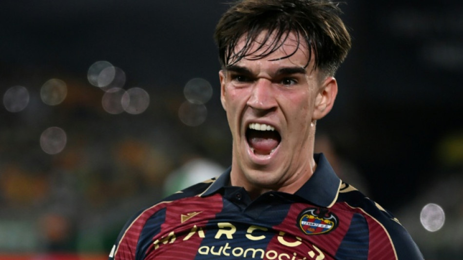  Real Madrid contrata atacante Carlos Esp&iacute;, do Levante 