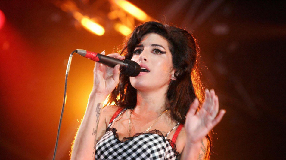  Il padre di Amy Winehouse perde la causa contro due amiche della cantante 