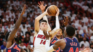 Play-offs NBA: le Heat et les Suns d&eacute;j&agrave; trop chauds pour les Sixers et les Mavs