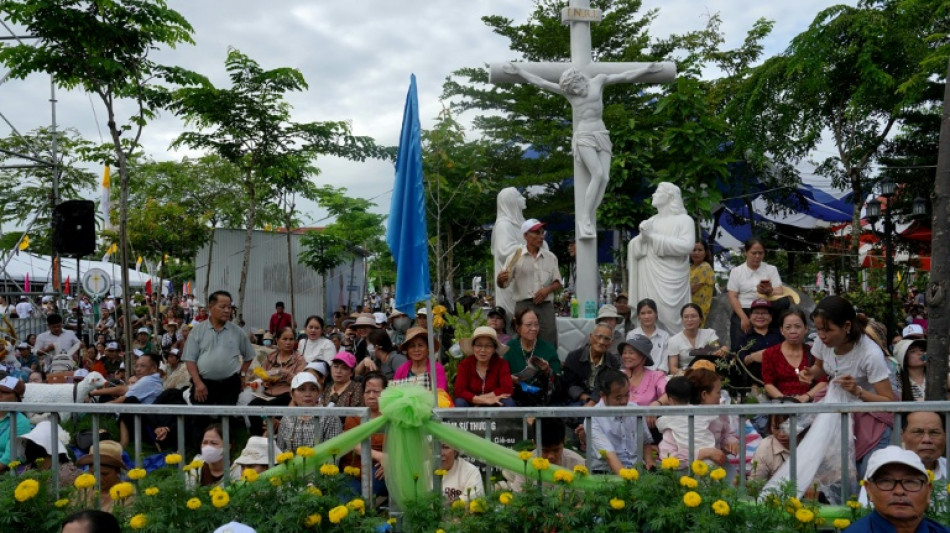 Papal envoy presides over first Vietnam beatification rite 