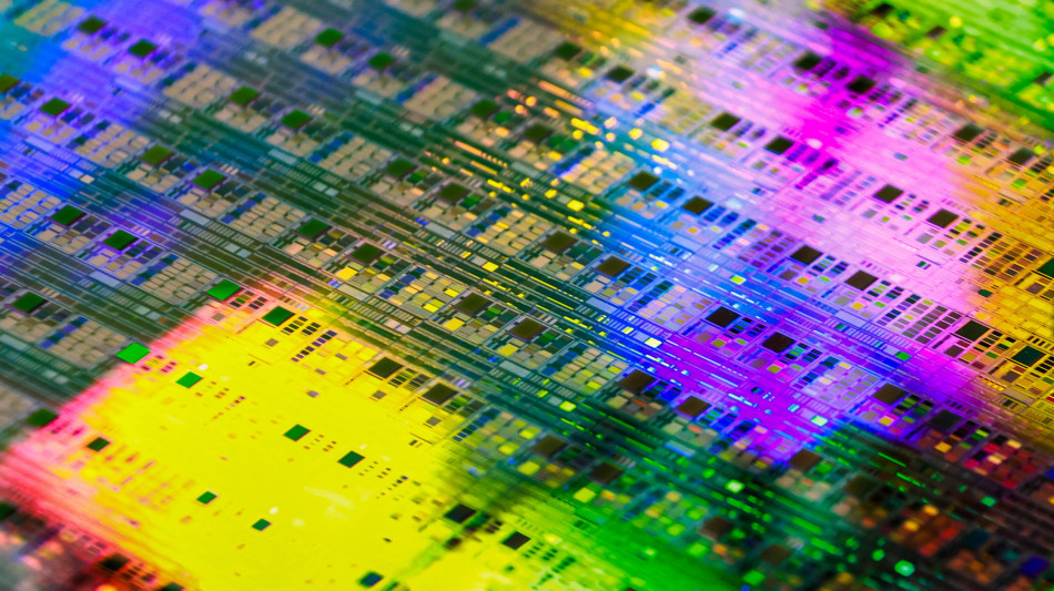 IA, risparmi energetici fino al 40% dalle imprese alle case