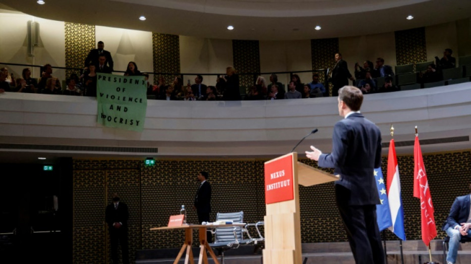 Macron bei Rede in Den Haag von Protestierenden unterbrochen