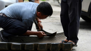 Au Vietnam, les sandales de caoutchouc font de la r&eacute;sistance