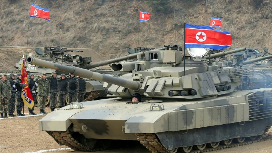 L&iacute;der norte-coreano apresenta novo tanque de combate