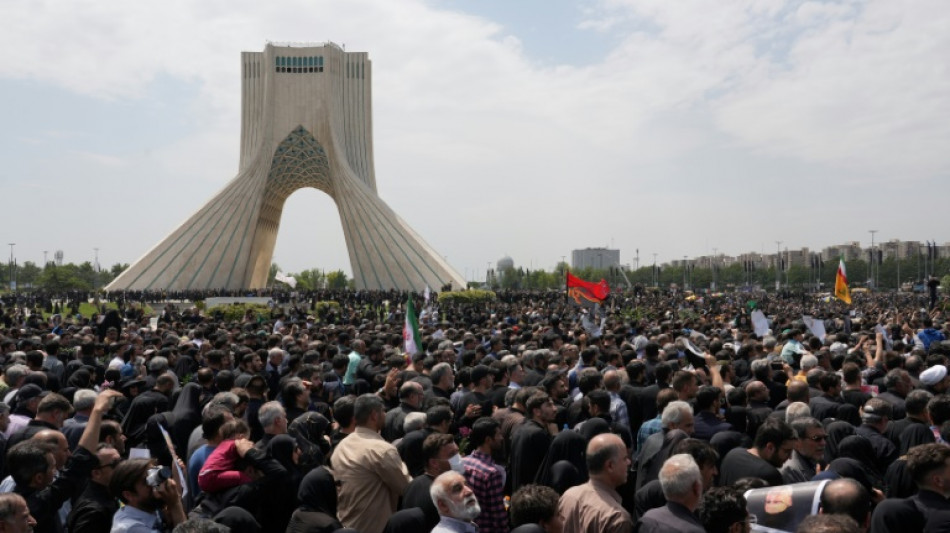 Menschenmassen begleiten Trauerzug f&uuml;r verungl&uuml;ckten Pr&auml;sidenten in Teheran