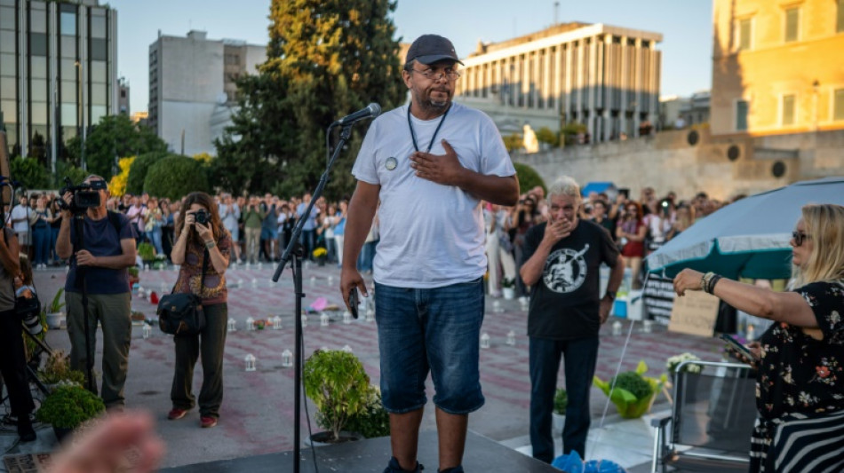 Catastrophe ferroviaire en Grèce: le père d'une victime cesse sa grève de la faim devant le Parlement