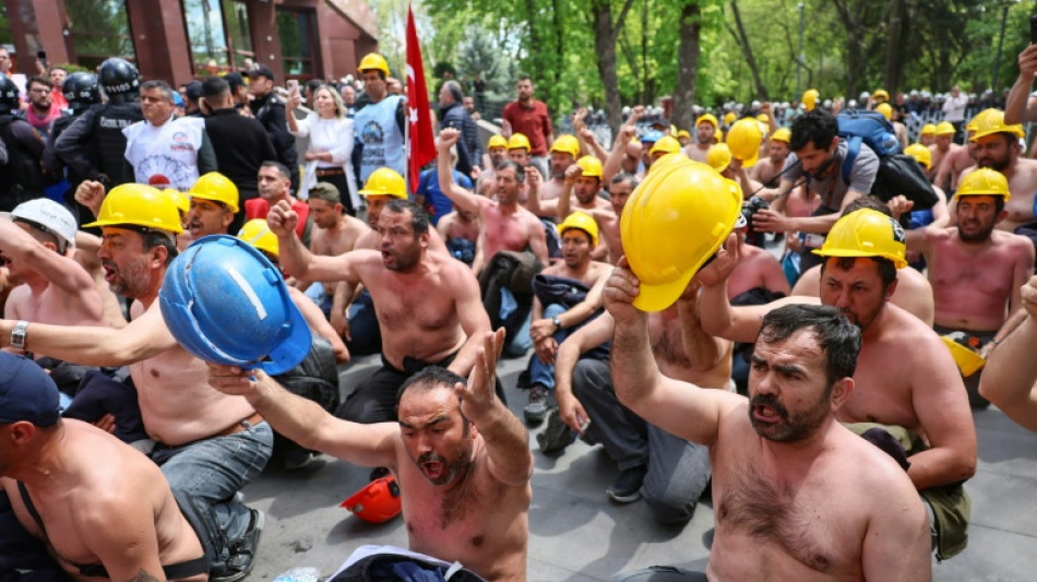 Bergarbeiter demonstrieren vor Energieministerium in Ankara 