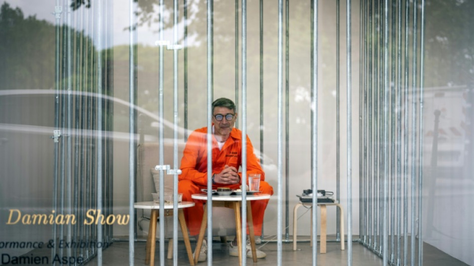  Un artiste s'enferme un mois dans une cage pour d&eacute;noncer l'emprise des Gafam 