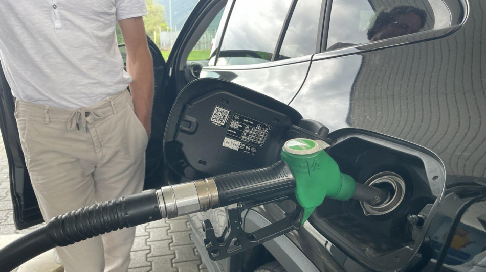  Non si fermano i rialzi per i carburanti, gasolio self in autostrada a 2,375 euro 