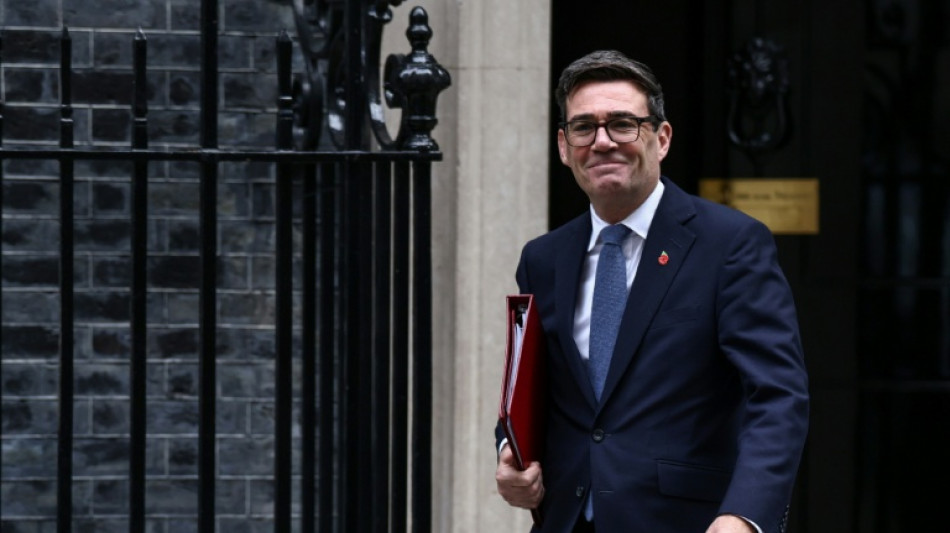  Governo brit&acirc;nico aumenta impostos sobre bancos para ajudar fam&iacute;lias 