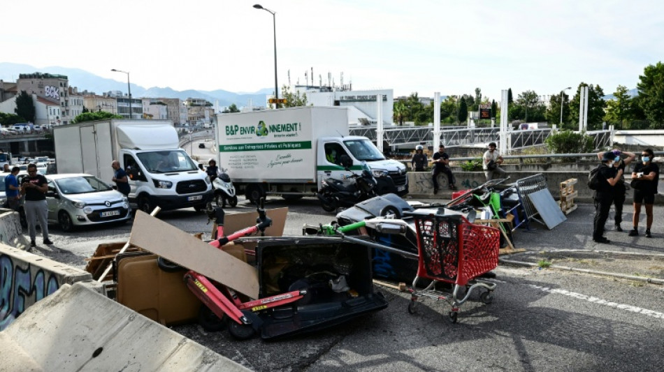Decenas de detenidos al inicio de una jornada de bloqueos en Francia