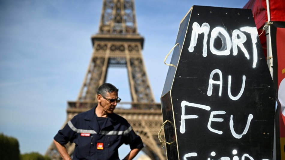  Au pied de la tour Eiffel, les pompiers mobilis&eacute;s pour clamer leur "col&egrave;re" 