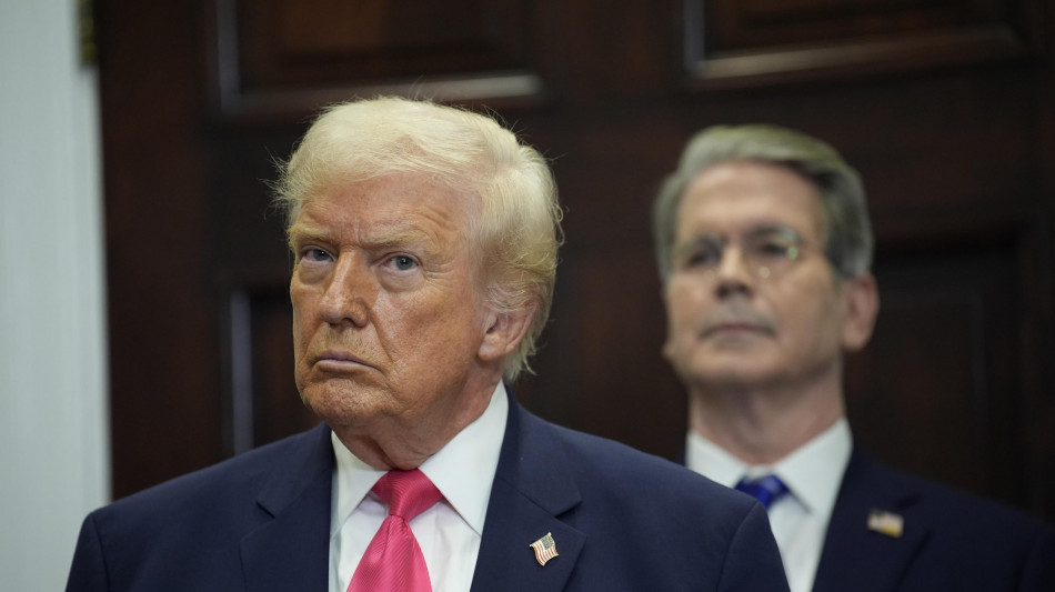  La firma di Trump sui dollari, la prima volta di un presidente in carica 