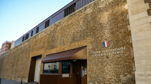 En prison, Sarkozy protégé par deux policiers armés, "folie sécuritaire" dénonce un syndicat