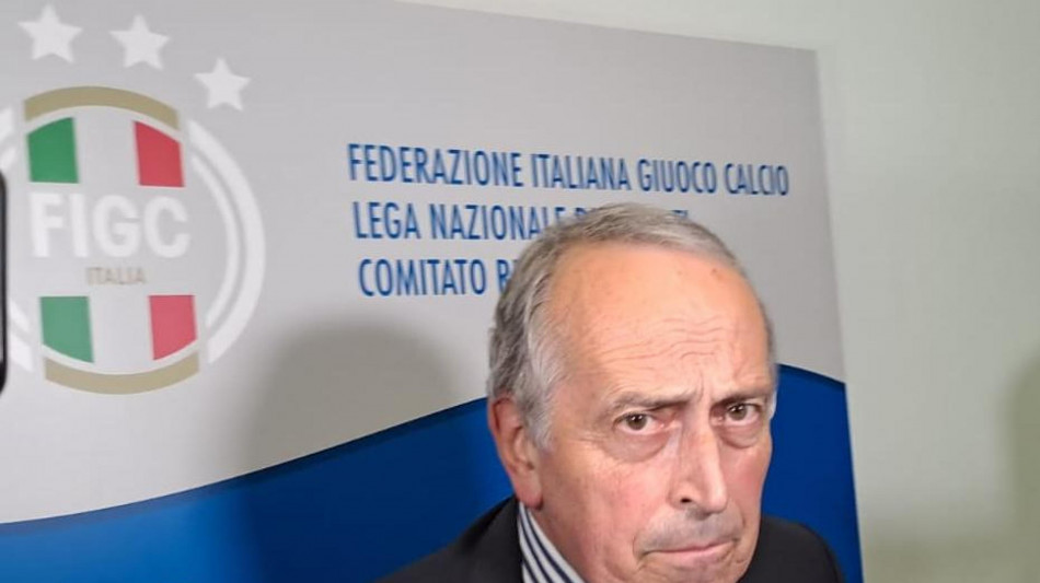 Calcio: Abete 'non abbiamo necessit&agrave; che politica invada campo'