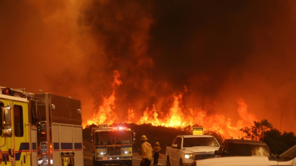 Los incendios siguen incontrolables en Los &Aacute;ngeles pese al clima m&aacute;s fresco