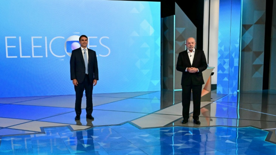  Lula e Fl&aacute;vio Bolsonaro baixam o tom no &uacute;ltimo debate, a fim de conquistar indecisos 