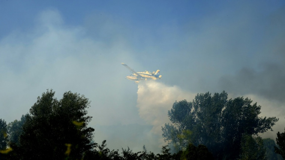  Los desalojados por los incendios cerca de Madrid temen un "desastre" natural 