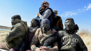 Huir de la miseria, desde el desierto afgano a Ir&aacute;n, cueste lo que cueste