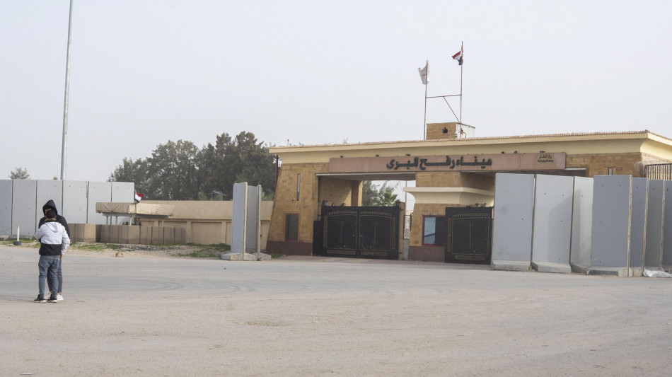  Israele riapre il valico di Rafah, 'passaggio consentito solo a residenti Gaza' 