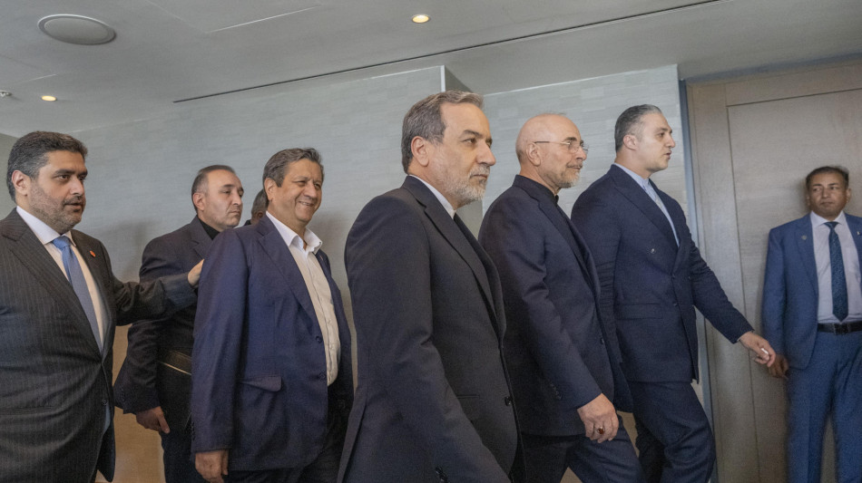  Araghchi vede Lavrov, 'discussi sviluppi sul negoziato e accordo Hormuz con Oman' 