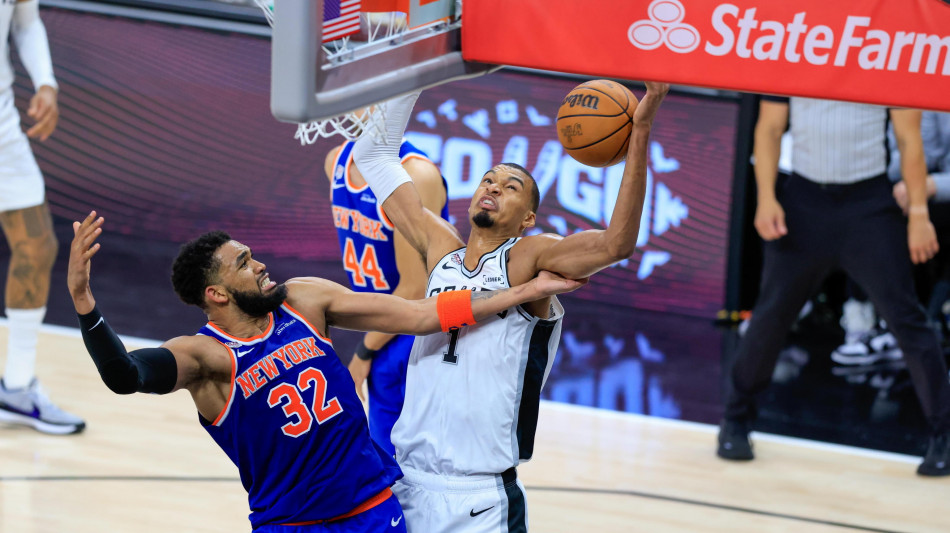  La Knicks-mania di New York travolge il pupazzo Elmo, 'non &egrave; un vero tifoso' 