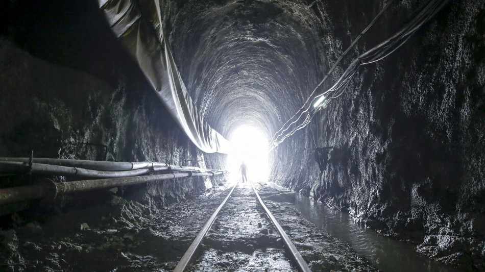  Oltre 100 lavoratori intrappolati nel tunnel di una centrale idroelettrica in Nepal 