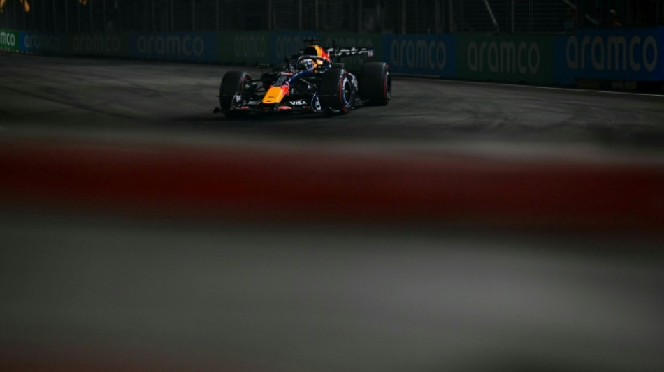  Verstappen continues resurgence with pole for Singapore sprint 