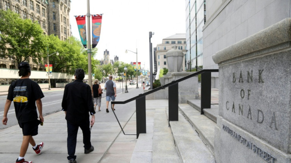  Canada central bank holds key rate steady, says economy improving 