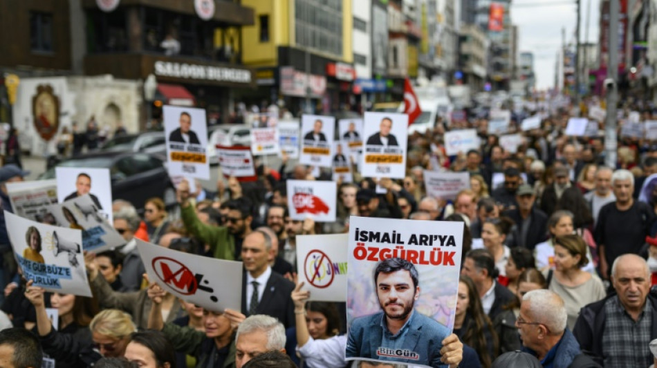  Thousands protest in Turkey over journalists' arrests, media shutdowns
 
