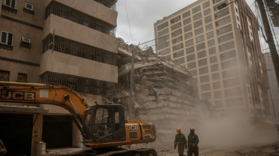  Rescatistas buscan a siete desaparecidos por el derrumbe de un edificio en Kenia 