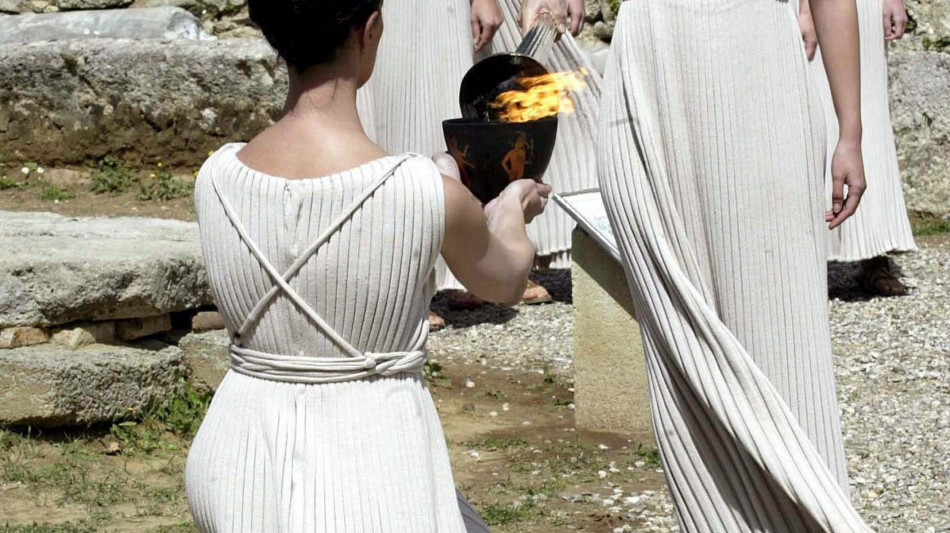 Milano-Cortina: accesa ad Olimpia la fiaccola dei Giochi