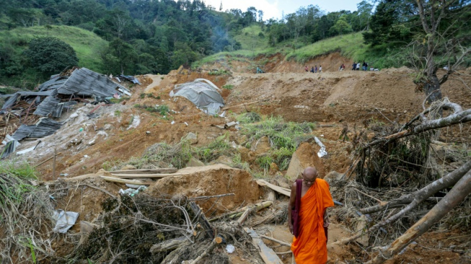  Sri Lanka doubles troops for flood disaster recovery  