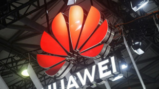 Huawei lan&ccedil;a primeiro 'smartphone' com sistema operacional pr&oacute;prio