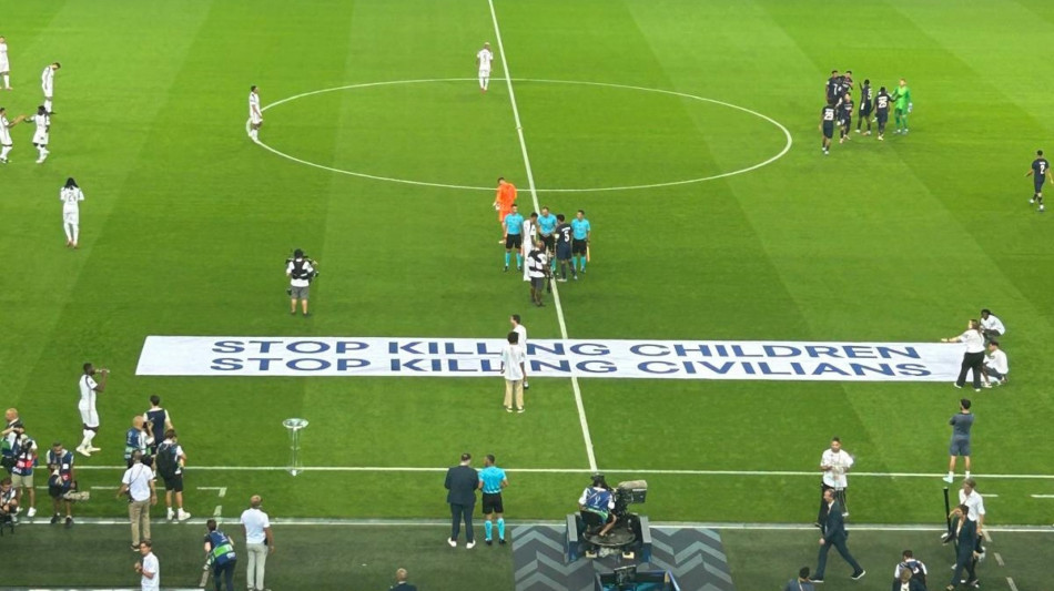 Supercoppa: striscione Uefa 'Stop a uccisione bambini e civili'