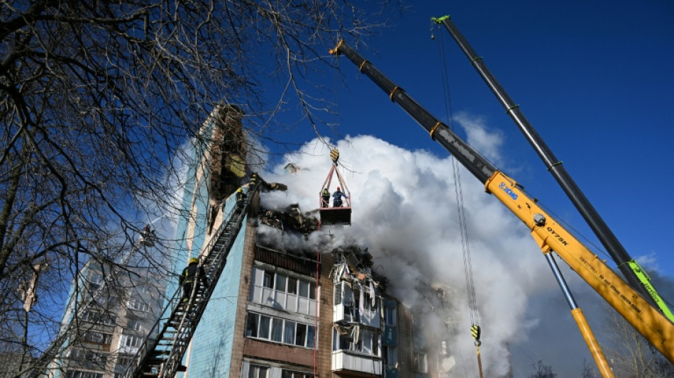 EUA pressiona Ucrânia para ceder território; ataque russo mata 26 pessoas
