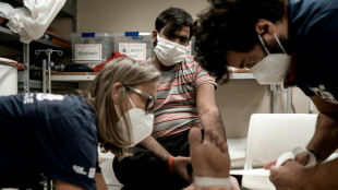 En Sicile, des migrants d&eacute;sesp&eacute;rant de pouvoir d&eacute;barquer se jettent &agrave; l'eau 