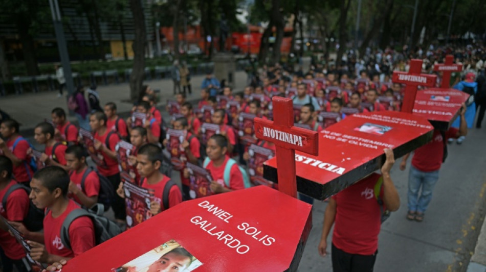  Thousands protest ahead of Mexican president's report on missing students 