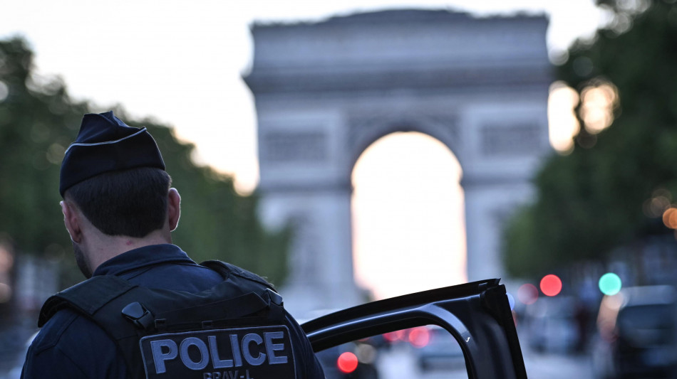  Parigi, feste, cori e cortei di auto, non si segnalano incidenti 