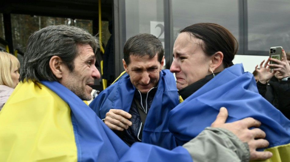  Ukraine : les habitants &eacute;vacu&eacute;s d'Olechky accueillis par leurs proches 