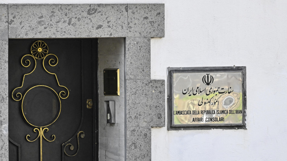  Protesta davanti all'ambasciata iraniana a Roma, lanciate uova sull'ingresso 