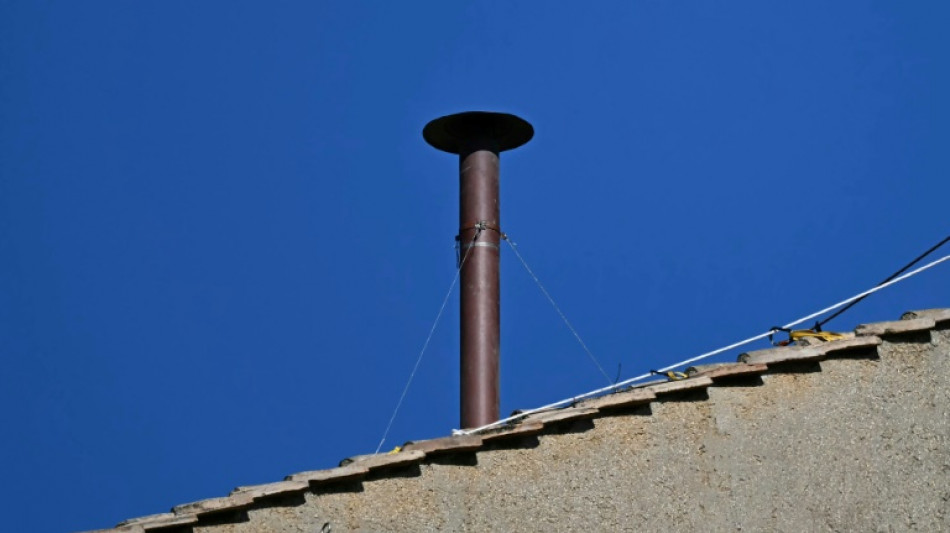 Vatican: la cheminée sur la chapelle Sixtine installée en vue du conclave